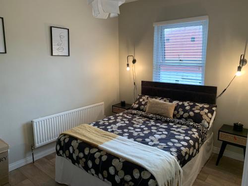 Schlafzimmer mit einem Bett und einem Fenster in der Unterkunft Havens nest in Belfast