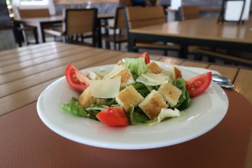 ゲストハウスの敷地内または近くでの食事または食べ物