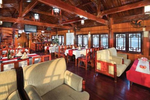 下龍灣的住宿－Minh Hằng Cruise，一间在房间内配有桌椅的餐厅