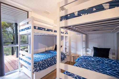 een slaapkamer met een stapelbed in een huis bij Carnoustie Log Cabin in Blairgowrie in Blairgowrie