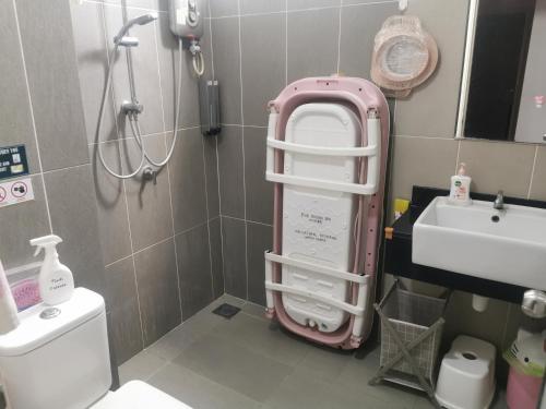 uma pequena casa de banho com um chuveiro e um lavatório. em Ryokan AI Japan Friend - Free Breakfast & Hotsprings Tour em Kuala Lumpur