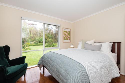 Habitación blanca con cama y ventana en Inglewood Gardens, en Rosebud