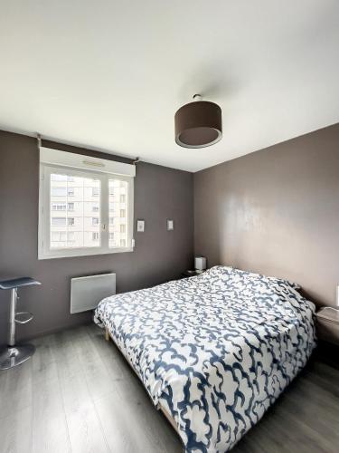 une chambre avec un lit et une fenêtre dans l'établissement City & cosy, LYON CHARCOT- WIFI - LAVE LINGE - BALCON - PARKING, à Lyon