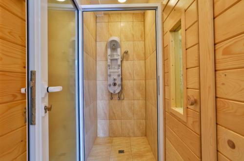 une douche dans une petite maison dans l'établissement Къщи за гости Кедър, à Dolna Banya
