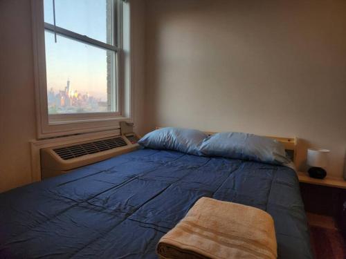 a bedroom with a large bed and a window at Luxurious 2 bed ! mins to NYC! in Union City
