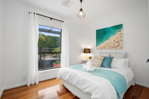 une chambre blanche avec un lit et une fenêtre dans l'établissement Darling Villa Biani in Sorrento with Spa, à Sorrento