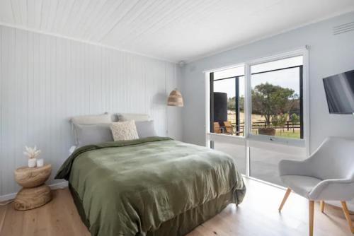 A bed or beds in a room at Luxe Coastal Farmhouse