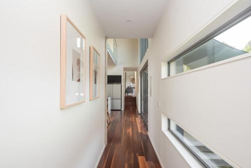 Dapur atau dapur kecil di Augusta Private Acre Escape in Mount Martha with pool