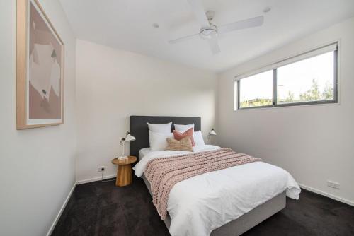 Katil atau katil-katil dalam bilik di Augusta Private Acre Escape in Mount Martha with pool