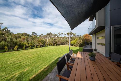 Taman di luar Augusta Private Acre Escape in Mount Martha with pool