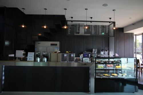 une cuisine avec un comptoir avec de la nourriture dessus dans l'établissement Vatica Hotel Dongdaemun, à Séoul