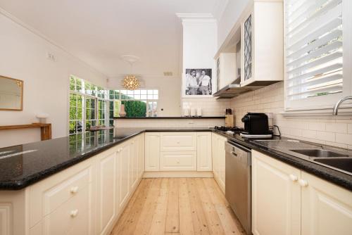 Una cocina o zona de cocina en Timeless Gem in Malvern East