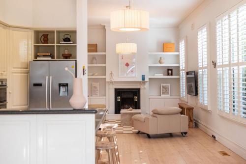 Una cocina o zona de cocina en Timeless Gem in Malvern East