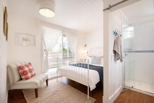 um quarto com uma cama, uma cadeira e uma janela em Lady Ellesmere in Blairgowrie em Blairgowrie