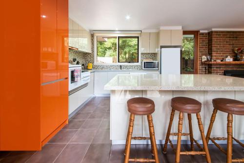 Dapur atau dapur kecil di Sadie Somers Mid Century Shack