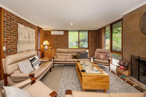 Ruang duduk di Sadie Somers Mid Century Shack