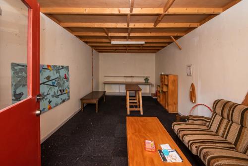 Ruang duduk di Sadie Somers Mid Century Shack