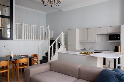Gulaid House Knightsbridge by Bob W London في لندن: غرفة معيشة ومطبخ مع أريكة وطاولة
