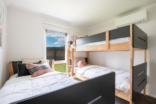 Двуетажно легло или двуетажни легла в стая в Styled Perfection with Spa Walk to beach