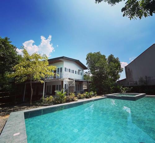 uma grande piscina em frente a uma casa em Rio Vista Bed and Breakfast em Dagupan