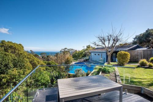 Piscina en o cerca de Bay Views From Drury Lane with Solar Heated Pool and Gas Heated Spa
