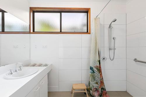 Un baño de Koonya Treetops with Cedar Spa