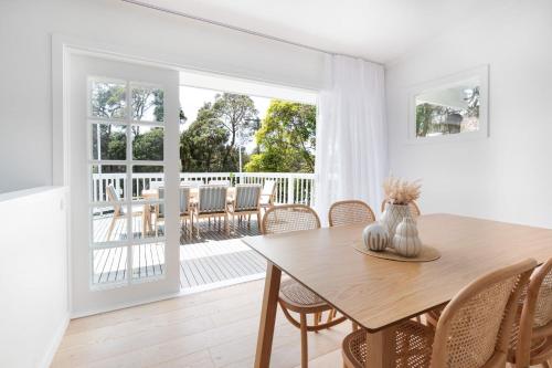 Un comedor con mesa y sillas y un balcón. en Lansdown House Blairgowrie, en Blairgowrie