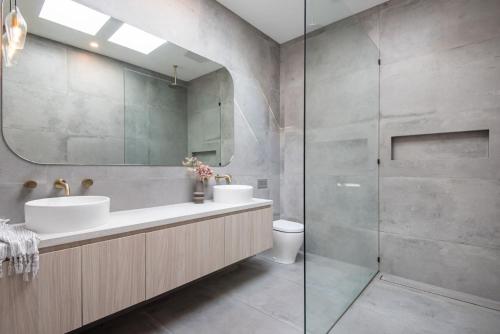 Ένα μπάνιο στο Lexicon House with Pool in Blairgowrie