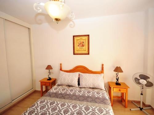 - une chambre avec un lit, 2 tables de nuit et 2 lampes dans l'établissement Apartamento junto al mar Piscina solo familias, à Conil de la Frontera