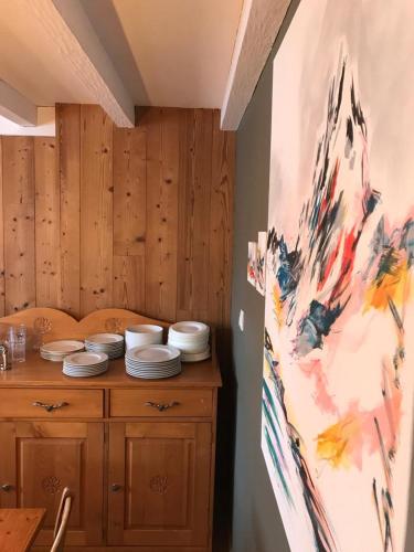 Cette chambre comprend une table avec des plaques de cuisson. dans l'établissement Chalet Alpina, à Les Deux Alpes