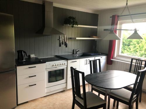 uma cozinha com uma mesa, um fogão e um lavatório em apartment with a gorgeous view, close to E 6 em Stange