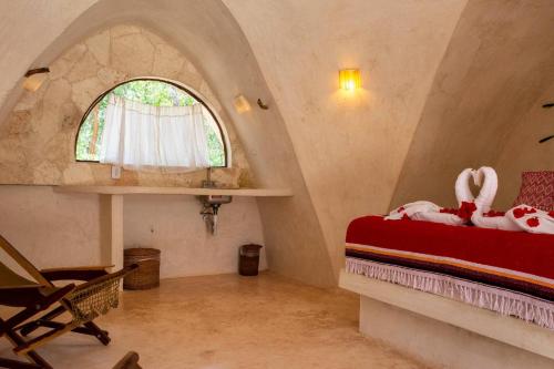 圖盧姆的住宿－Room in Lodge - Ecolush Couple Mayan Dome cenote Bikes，阁楼卧室设有床和窗户。