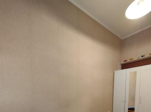 Cette chambre est dotée d'un mur blanc et d'une lumière. dans l'établissement Ivo's Rooms, à Altopascio