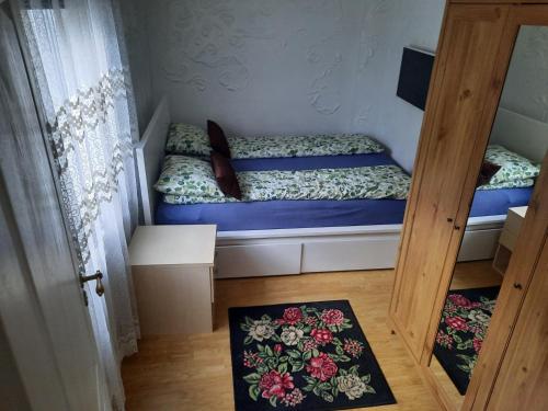 a small room with a bed and a door at Gabriel's Home in Stavanger