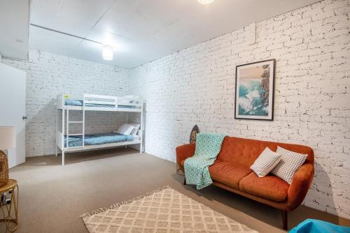 salon z kanapą i łóżkiem piętrowym w obiekcie Beach House Blairgowrie w mieście Blairgowrie