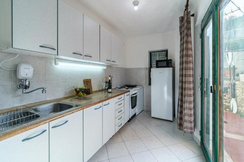 Dapur atau dapur kecil di Vila Tudor