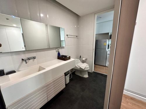 Ένα μπάνιο στο 1Bedroom+Sofa bed, Luxury Condo@Nimmana