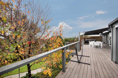 Μπαλκόνι ή βεράντα στο Devon Mt Martha Escape with Spa and Views