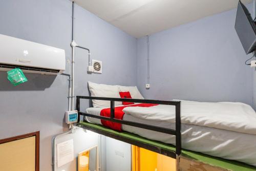 מיטה או מיטות קומותיים בחדר ב-RedDoorz At Stariez Kemang