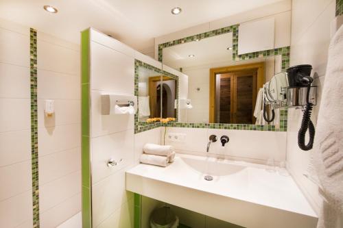 y baño con lavabo y espejo. en Haflingerhof, en Rosshaupten
