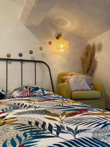 une chambre avec un lit et une chaise dans l'établissement Maisonnette à deux pas de la plage., à Collioure