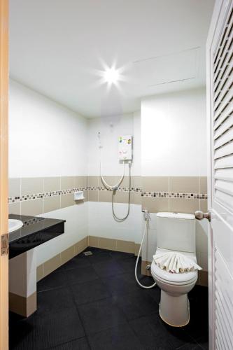 カタビーチにあるMala Hotelのトイレと洗面台付きのバスルーム