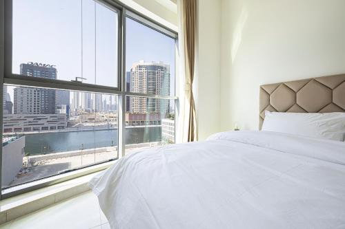 Postel nebo postele na pokoji v ubytování Echoes of the Bay by Lagom - The Bay Tower Business Bay