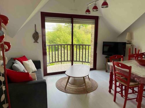 ein Wohnzimmer mit einem Sofa und einem Tisch in der Unterkunft Bienvenue à l'Arche de Vannes in Vannes