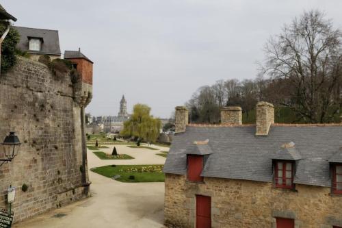 Blick auf ein Schloss mit Innenhof im Hintergrund in der Unterkunft Bienvenue à l'Arche de Vannes in Vannes