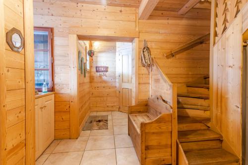 eine Treppe in einem Blockhaus mit Holzwänden in der Unterkunft chalet les ecureuils in Saint-Jean-de-Sixt