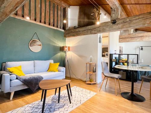 un salon avec un canapé et une table dans l'établissement Le Joyau de Courtejaire - Panorama sur Carcassonne, à Carcassonne