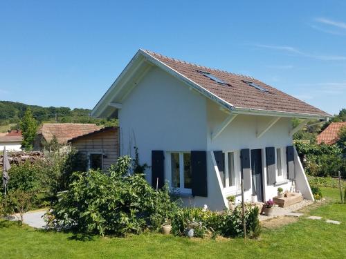 a white house with a roof at Gîte le Charmot, au pied des montagnes classé 3* in Roderen