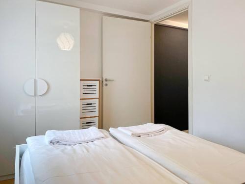1 dormitorio con 2 camas y espejo en Unique Nest Central Near Sea, en Stavanger