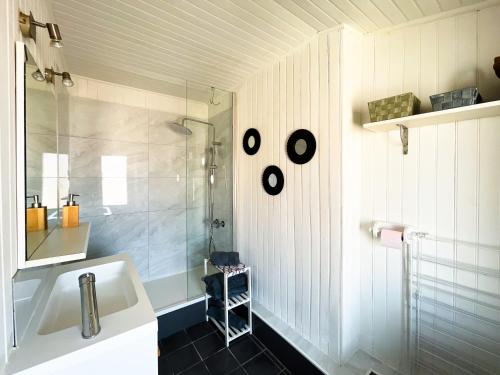 uma casa de banho com uma cabina de duche em vidro e um lavatório. em Appartement. Le Joyau de Courtejaire em Carcassonne